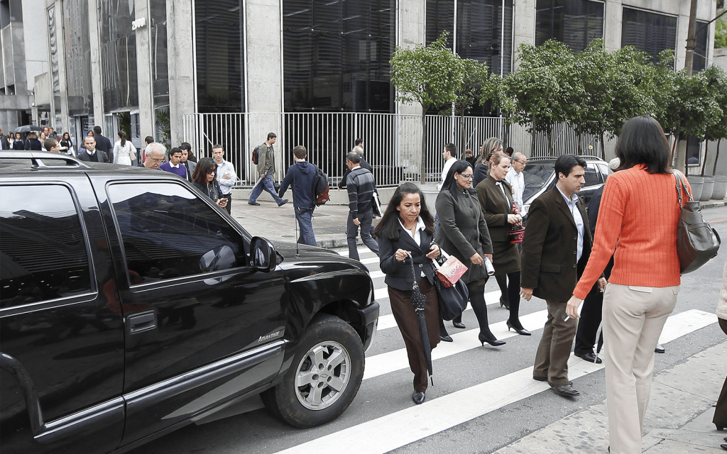 um carro avançando sobre algumas pessoas - lei de trânsito pouco conhecida