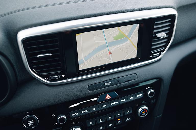 Mapa em painel de carro moderno