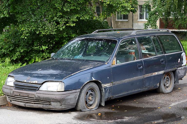 Carro abandonado na rua