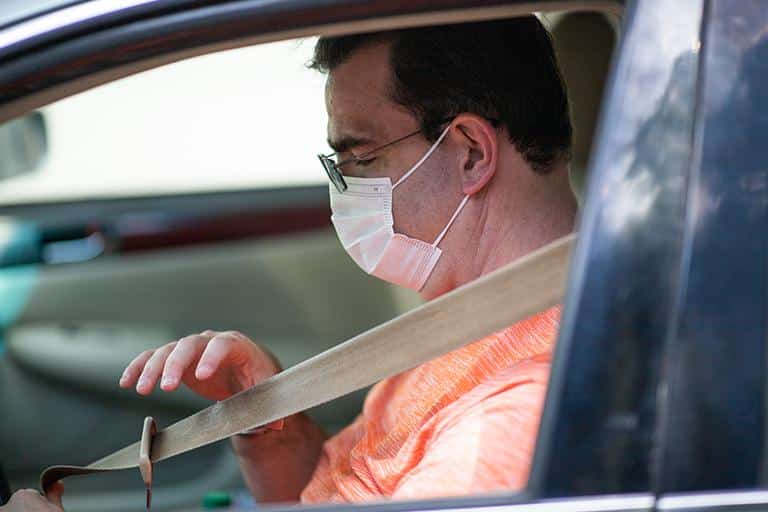 Se o cinto de segurança travou, talvez seja preciso levar o carro à oficina.
