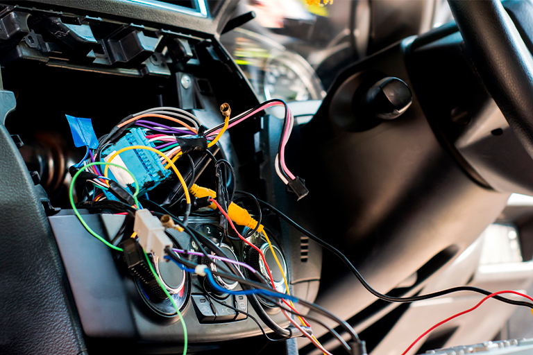 Cabos elétricos do carro após limpeza
