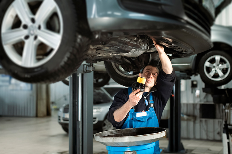 Reparador trocando suspensão do carro